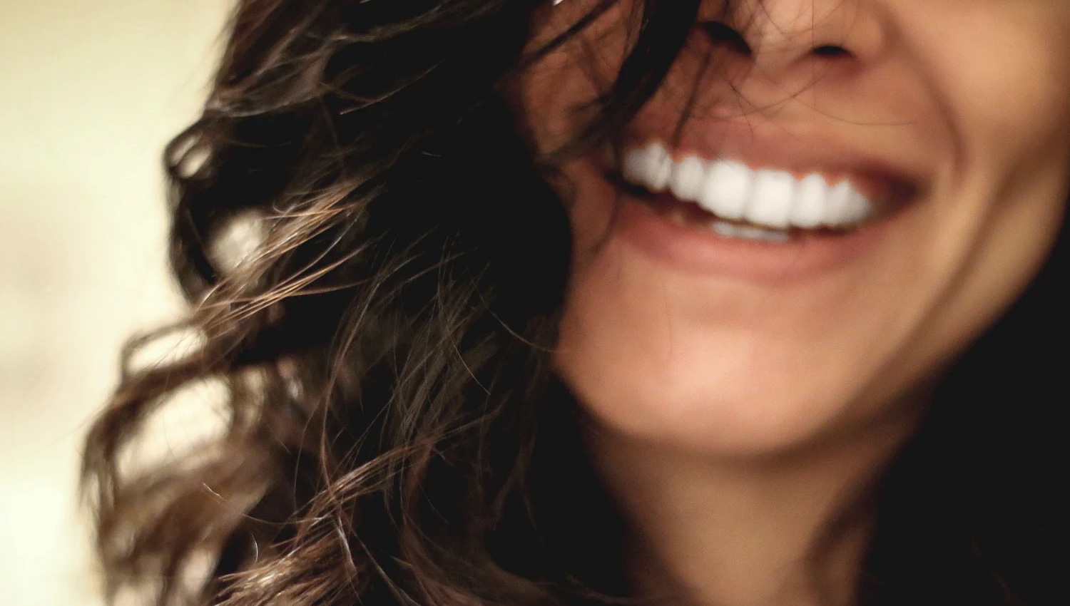 Una paciente sonriendo, con el pelo al viento