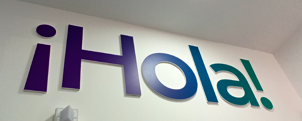 Rótulo «¡Hola!» en letras moradas y verdes